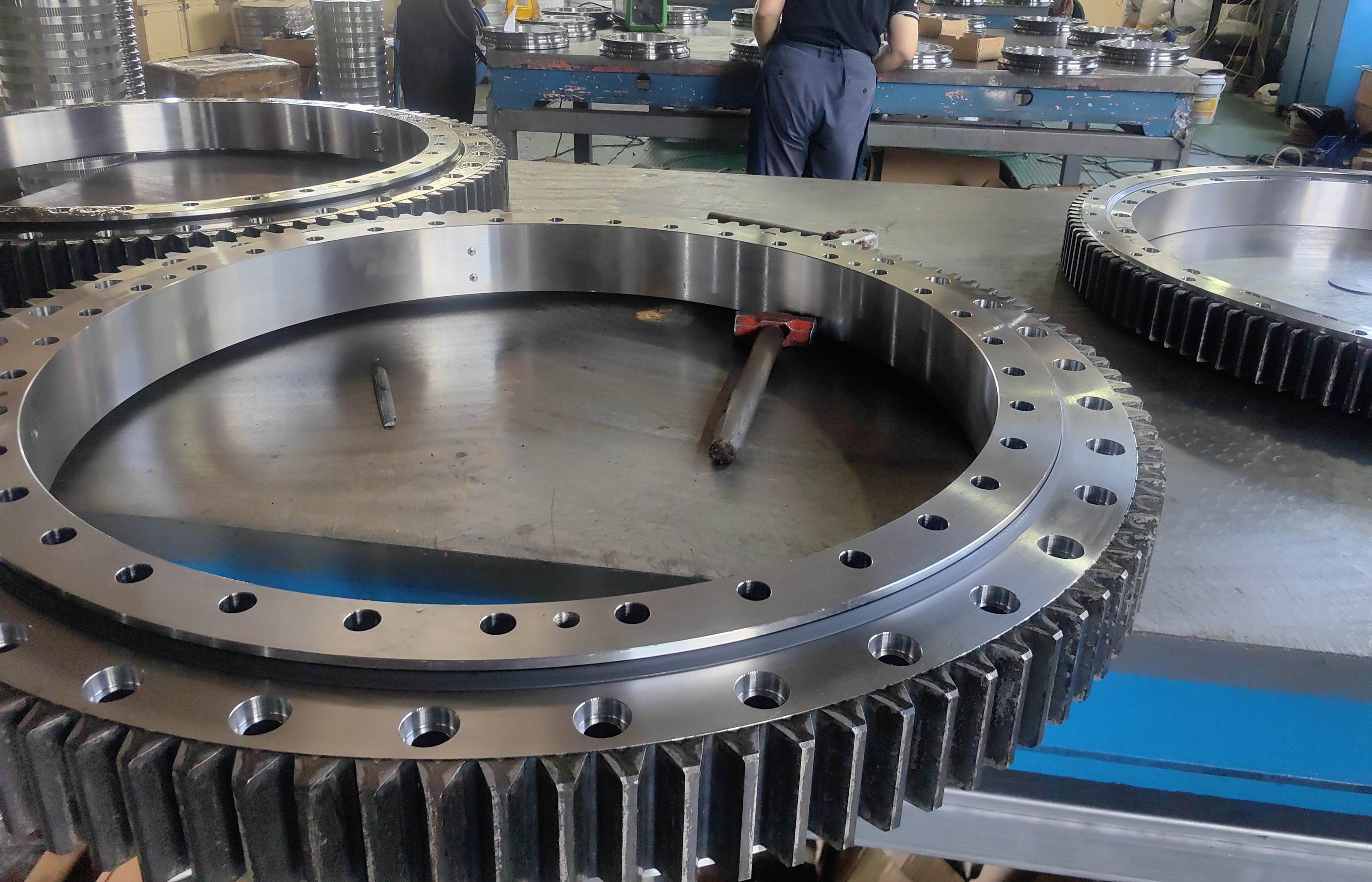 Double_row_slewing_bearing.jpg