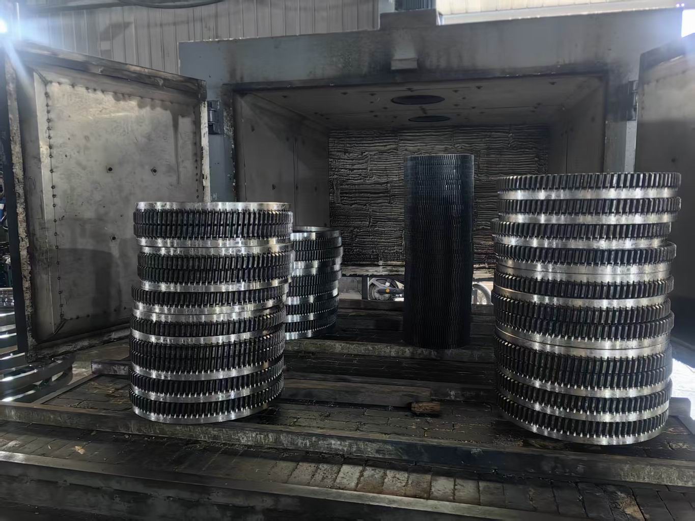 slewing_bearing_with_Quenching_and_Temperting.jpg slewing_bearing_with_Quenching_and_Temperting.jpg